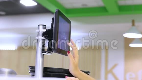女手在咖啡馆里用平板电脑工作经理做报告视频的预览图