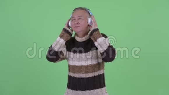 快乐成熟的日本男人听音乐视频的预览图