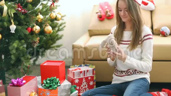 年轻漂亮的女孩包了圣诞礼物视频的预览图