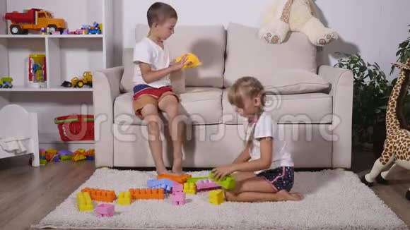 男孩和女孩玩彩色乐高积木视频的预览图