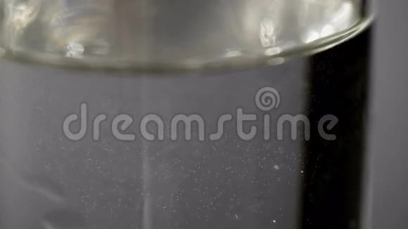 药片掉进水里了泡泡视频的预览图