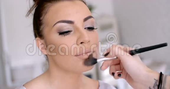 化妆师将口红应用于美女视频的预览图