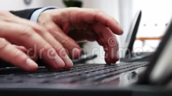 商人手在笔记本电脑键盘上打字的特写4k视频的预览图