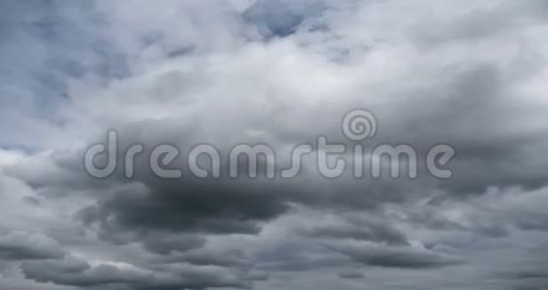 时间流逝大自然的背景小云缓缓飘过天空威胁着雨水视频的预览图