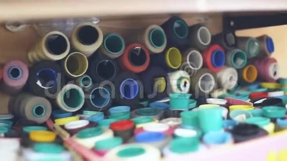 彩色筒管服装生产视频的预览图