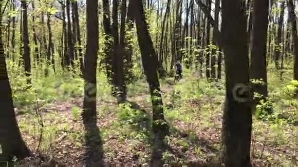 男孩在树林里骑自行车骑得很快慢动作视频的预览图