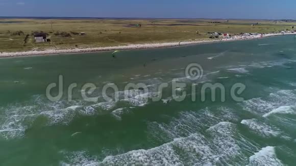 明亮的训练风筝在海上视频的预览图
