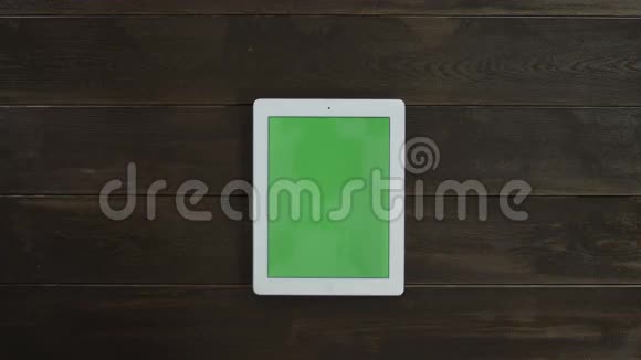 带有绿色屏风的木制桌子视频的预览图