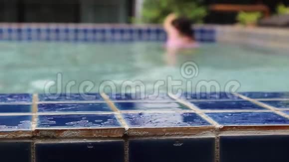 快乐的亚洲家庭在度假村游泳池里享受暑假视频的预览图