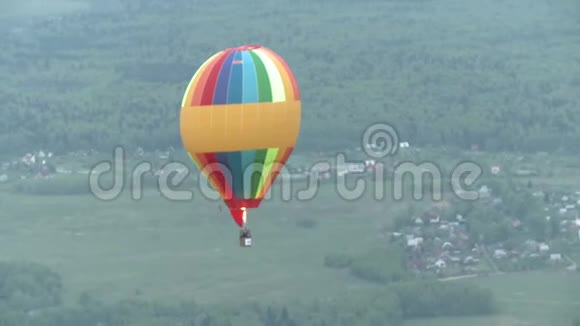 空中飞行的彩色气球视频的预览图