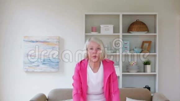 在家里用哑铃的老女人视频的预览图
