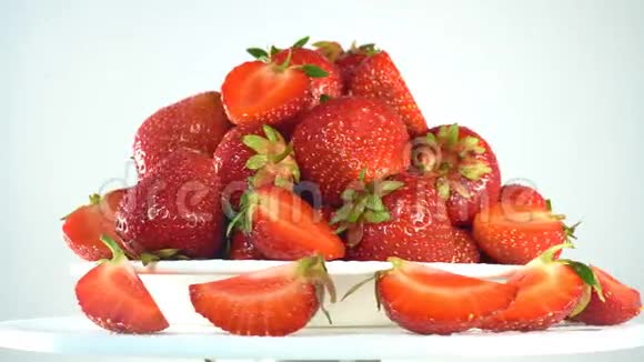 草莓片靠近盘子视频的预览图