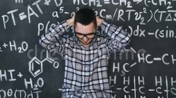 科学家对化学和数学方程组实验感到失望视频的预览图