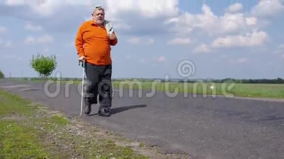 一个在乡间小路上徒步行走的人视频的预览图