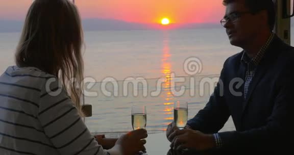 在海边咖啡馆的浪漫约会视频的预览图