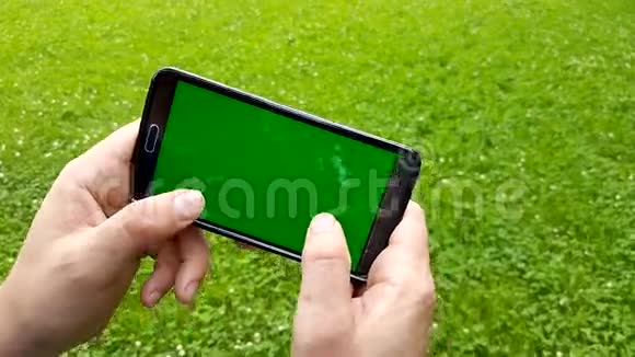 男人的手拿着智能手机在户外视频的预览图