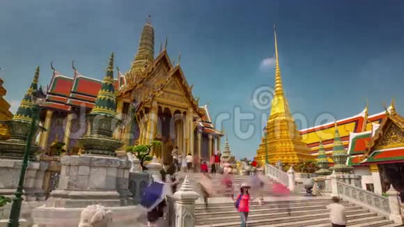 泰国曼谷白天游客拥挤的大皇宫全景视频的预览图