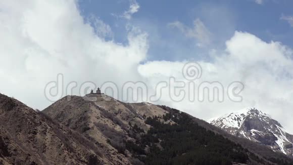 观山观和古寺的圣三位一体戈热提上一片白云飘扬的背景格鲁吉亚视频的预览图