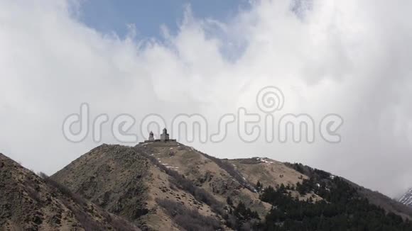 古寺的圣三一葛尔热提在山上一片白云的背景下漂浮着格鲁吉亚高加索视频的预览图