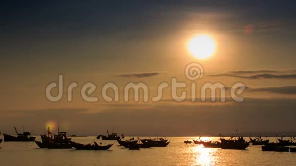 在越南日落的海底渔船在日光下视频的预览图