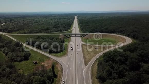 从上面可以看到公路三叶立交的鸟瞰图视频的预览图