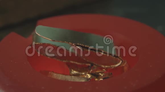 熔炉中熔化金棒融化的黄金黄金生产以传统的方式创造戒指视频的预览图