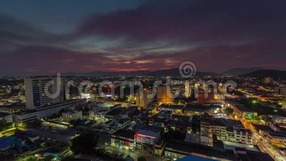 日落普吉镇屋顶城市全景4k时间流逝泰国视频的预览图