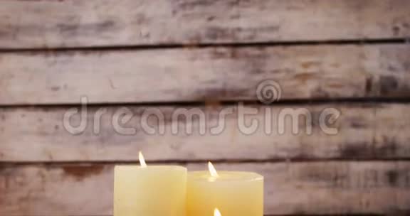木质木板上装饰圣诞蜡烛的特写视频的预览图