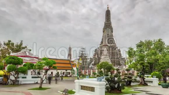 游客拥挤的瓦阿朗寺全景4k时间流逝泰国视频的预览图