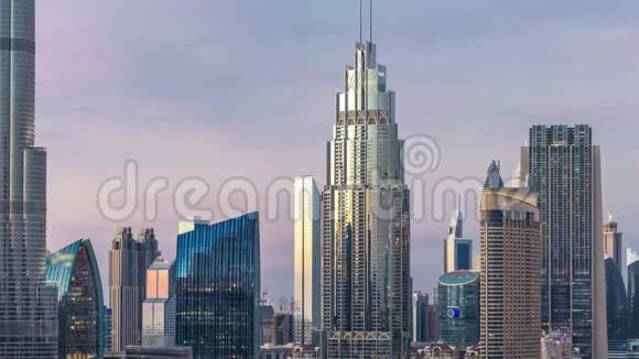 迪拜市中心的天际线日夜不停从迪拜的顶部可以看到塔楼的全景视频的预览图