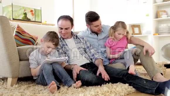 一对男性夫妇帮助他们的孩子做家庭作业视频的预览图