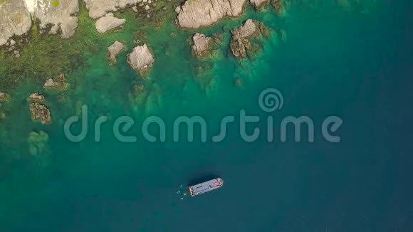 鸟瞰帆船在碧海和山崖景观海上景观从上面的飞行无人机船舶视频的预览图
