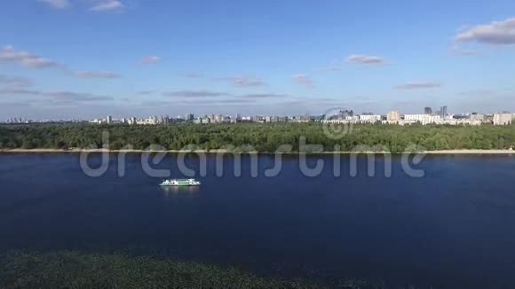 乌克兰基辅Dnepr河船上的鸟瞰图视频的预览图
