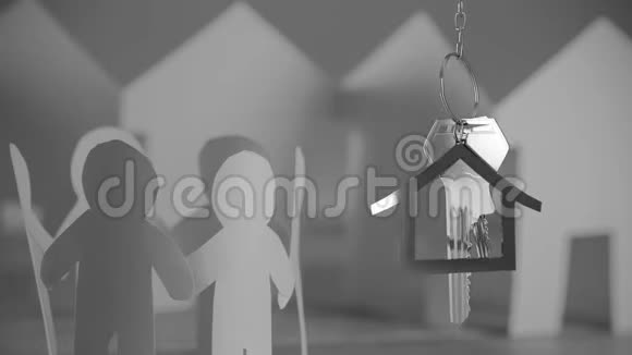 房子钥匙和钥匙挂在人和房子的背景上视频的预览图