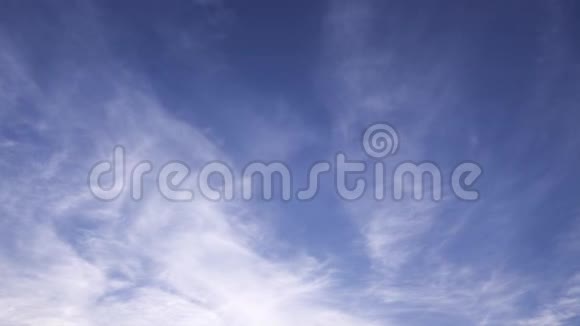 蓝天上白色蓬松云的时间流逝片段4k视频的预览图
