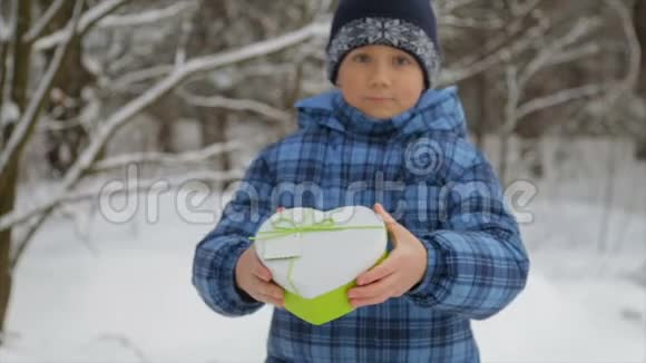 礼物盒的形式是一颗心在一个孩子手中视频的预览图