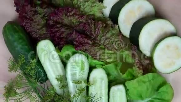 黄瓜西葫芦生菜和逆时针转转盘视频的预览图