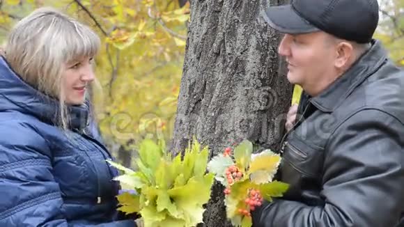 秋天公园里的女人和男人视频的预览图