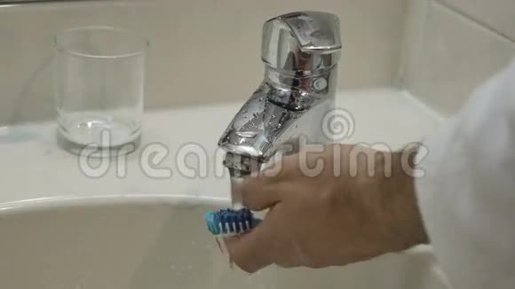牙刷在流水下清洗视频的预览图