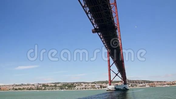 4月25日在天空背景下航行里斯本葡萄牙视频的预览图