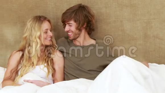 一个男人带着礼物躺在床上给女友惊喜视频的预览图