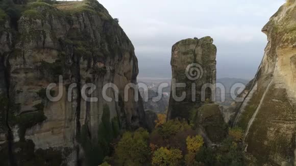 在Meteora修道院附近的岩层的空中视野视频的预览图