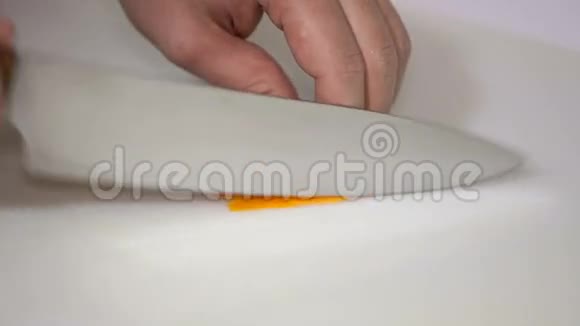 胡萝卜在白色背景下切薄片视频的预览图