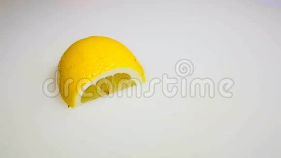 柠檬在白色背景下切薄片视频的预览图
