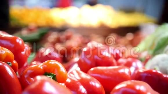 超市蔬菜部的红椒视频的预览图