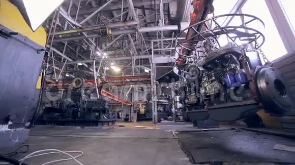 汽车发动机在现代工厂工业工厂内部视频的预览图