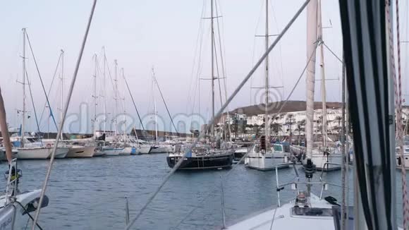 晚上黄金时间加那利港码头的游艇视频的预览图