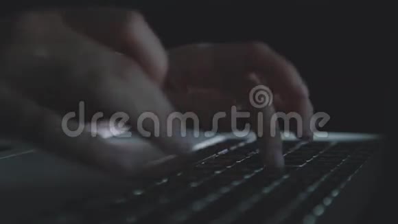 在晚上的灯光下在键盘上闭上双手打字视频的预览图