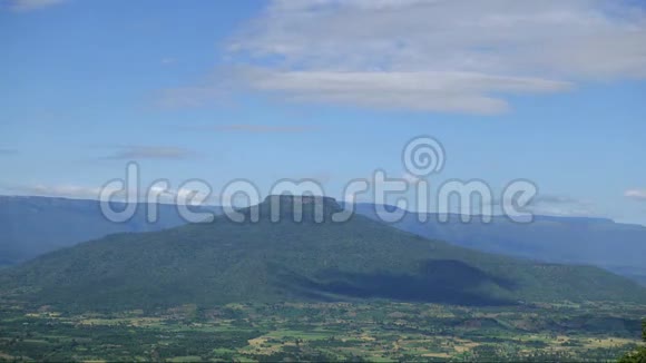 时光流逝美丽的云动在山的上空泰国罗埃富士视频的预览图