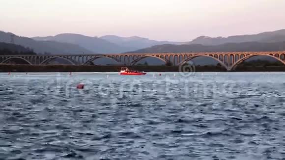 红船在罗格河上桥山飞鸟视频的预览图
